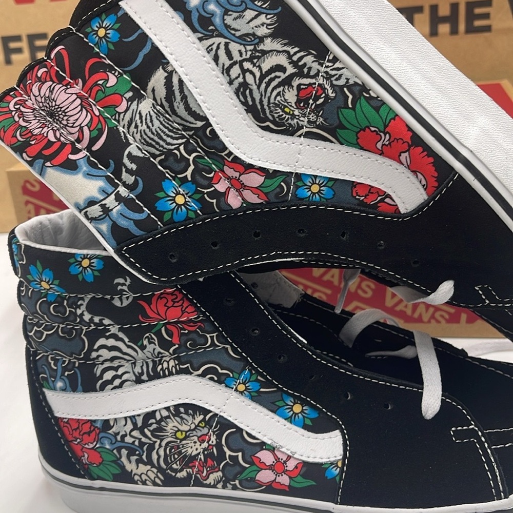 Vans Men’s High-Top Sneakers Sk8-Hi
Tiger Floral Multi/True White
VN000BW76GL - Picture 12 of 16